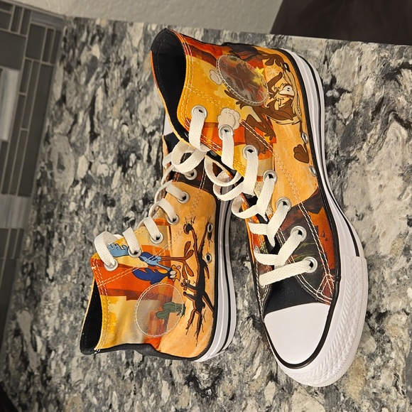 Rare Looney Tunes high top Converse - Picture 2 of 15